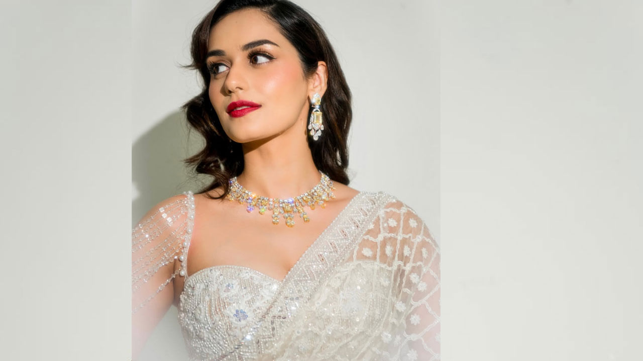 ఇక ఎప్పుడూ సోషల్ మీడియాలో చాలా యాక్టివ్‌గా ఉండే ఈ బ్యూటీ తాజాగా వైట్ శారీలో మెస్మరైజింగ్ లుక్స్‌తో దర్శనం ఇచ్చింది. అచ్చం పాలరాతి శిల్పంలా ఈ ముద్దుగుమ్మ కనిపిస్తుంది. దీంతో మానుషి వైట్ చీరలో బ్యూటిఫుల్‌గా ఉన్నావంటూ తమ అభిమానులు కామెంట్స్ చేస్తున్నారు.