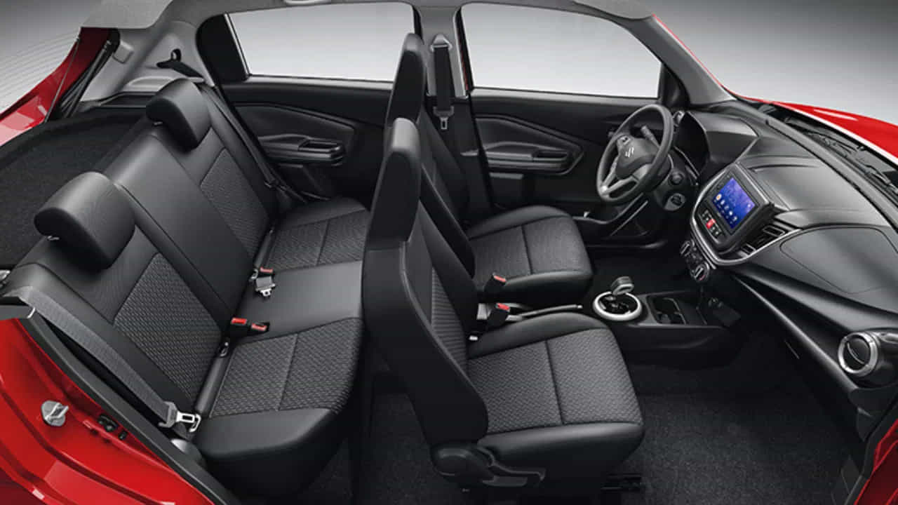 Maruti Car: భారతదేశంలో వినియోగదారులు ముఖ్యంగా మధ్యతరగతికి చెందిన వారు, ఈ కార్లను ఎక్కువగా కొనుగోలు చేస్తారు. ఇది చూడటానికి బాగుండే కారు, తక్కువ బడ్జెట్లో మంచి మైలేజీని ఇస్తుంది. ఆల్టోతో ప్రారంభించి మంచి మైలేజీని అందించే అనేక కార్లు మార్కెట్లో అందుబాటులో ఉన్నాయి.