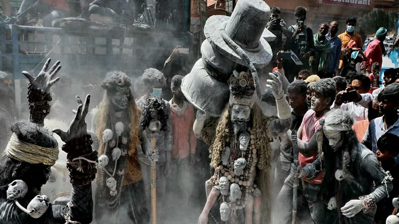 ఈ హోలీని ముఖ్యంగా కాశీలోని మణికర్ణిక ఘాట్, హరిశ్చంద్ర ఘాట్ వద్ద ఆడతారు. ఈ రెండూ దహన సంస్కార స్థలాలు. సాధువులు, శివ భక్తులు శ్మశాన వాటికలలో మాసాన్ హోలీ ఆడటానికి రెడీ అవుతున్నారు. ఇక్కడ హోలీ వేడుకలను చితి బూడిదతో జరుపుకుంటారు. ఈ సంవత్సరం కాశీలో మసాన్ హోలీ ఎప్పుడు ఆడతారు? మాసాన్‌లో హోలీ ఆడే సంప్రదాయం ఎలా మొదలైందంటే.. 
