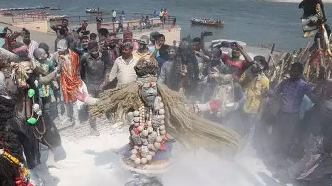 మసాన్ హోలీ ఎప్పుడంటే.. వేద క్యాలెండర్ ప్రకారం ఈ సంవత్సరం రంగుల హోలీ మార్చి 14, 2025న జరుపుకోనున్నారు. అయితే కాశీలో మసాన్ హోలీని రంగభరి ఏకాదశి తర్వాత రోజు ఆడతారు. ఈ సంవత్సరం రంగభరి ఏకాదశి మార్చి 10న వచ్చింది. దీంతో ఈ సంవత్సరం మసాన్ హోలీ మార్చి 11న జరుపుకోనున్నారు. 
