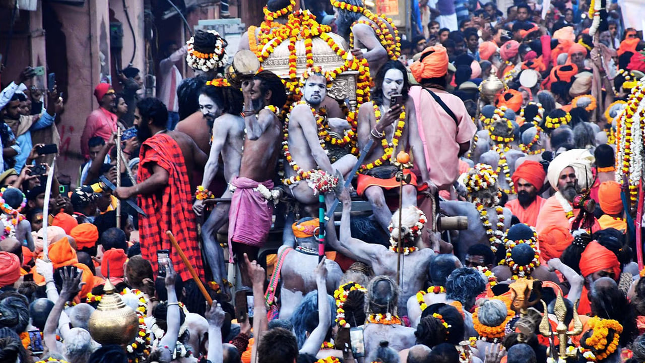 కాశీ.. ప్రపంచంలోనే అత్యంత పురాతన నగరం. శివయ్య కొలువైన ఆధ్యాత్మిక నగరం శివుని త్రిశూలం మీద ఉందని చెబుతారు. కాశీలో జరుపుకునే హోలీ వేడుకల కోసం నగరం సిద్దం అవుతుంది. ఇక్కడ మసాన్ హోలీ ఆడతారు. ప్రయాగ్‌రాజ్‌లో మహా కుంభమేళా ముగిసిన అనంతరం నాగ సాధువులు మసాన్ హోలీ ఆడటానికి కాశికి చేరుకున్నారు. ఈ హోలీ చాలా ప్రత్యేకమైనది. ఈ హోలీ మరణం, మోక్షం, శివుని పట్ల భక్తితో ముడిపడి ఉంది.