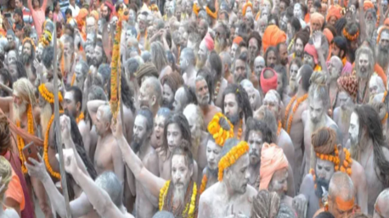 మసాన్‌లో హోలీ ఆడే సంప్రదాయం.. శివుడికి , శ్మశానవాటికకు సంబంధించినదని చెబుతారు. హిందూ మత గ్రంథాలలో శివుడు లయకారుడు .. మోక్షాన్ని ఇచ్చే దైవంగా చెప్పబడింది. ఆ శ్మశానవాటిక నివాసి శివుడు. శివుడికి శ్మశానవాటిక అంటే చాలా ఇష్టమని నమ్మకం. 
