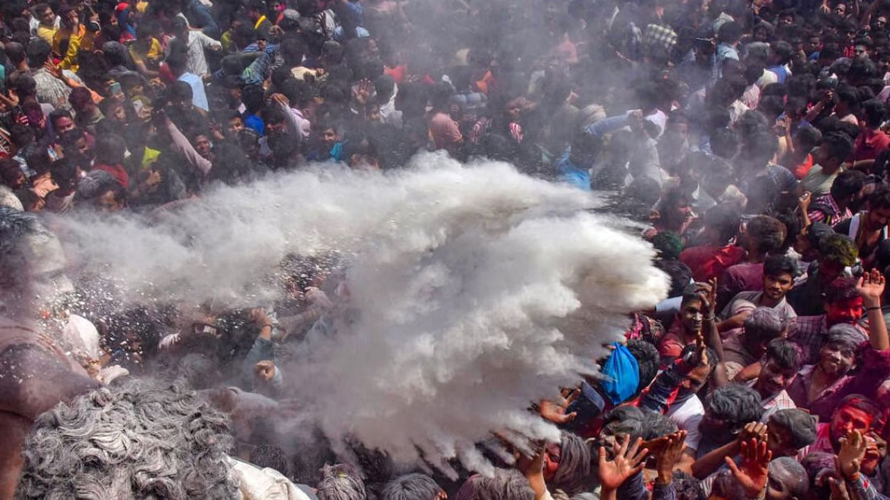 శివుడు శ్మశానవాటికలో నృత్యం చేస్తూ తన అనుచరులతో హోలీ ఆడతాడు. రంగభరి ఏకాదశి రోజున శివుడు తన అనుచరులతో గులాల్‌తో హోలీ ఆడాడు. అయితే రాక్షసులు, యక్షులు, గంధర్వులు, ఆత్మల కోరిక మేరకు హోలీని రంగభరి ఏకాదశి తర్వాత రోజు మాసాన్ హోలీ ఆడతారు.