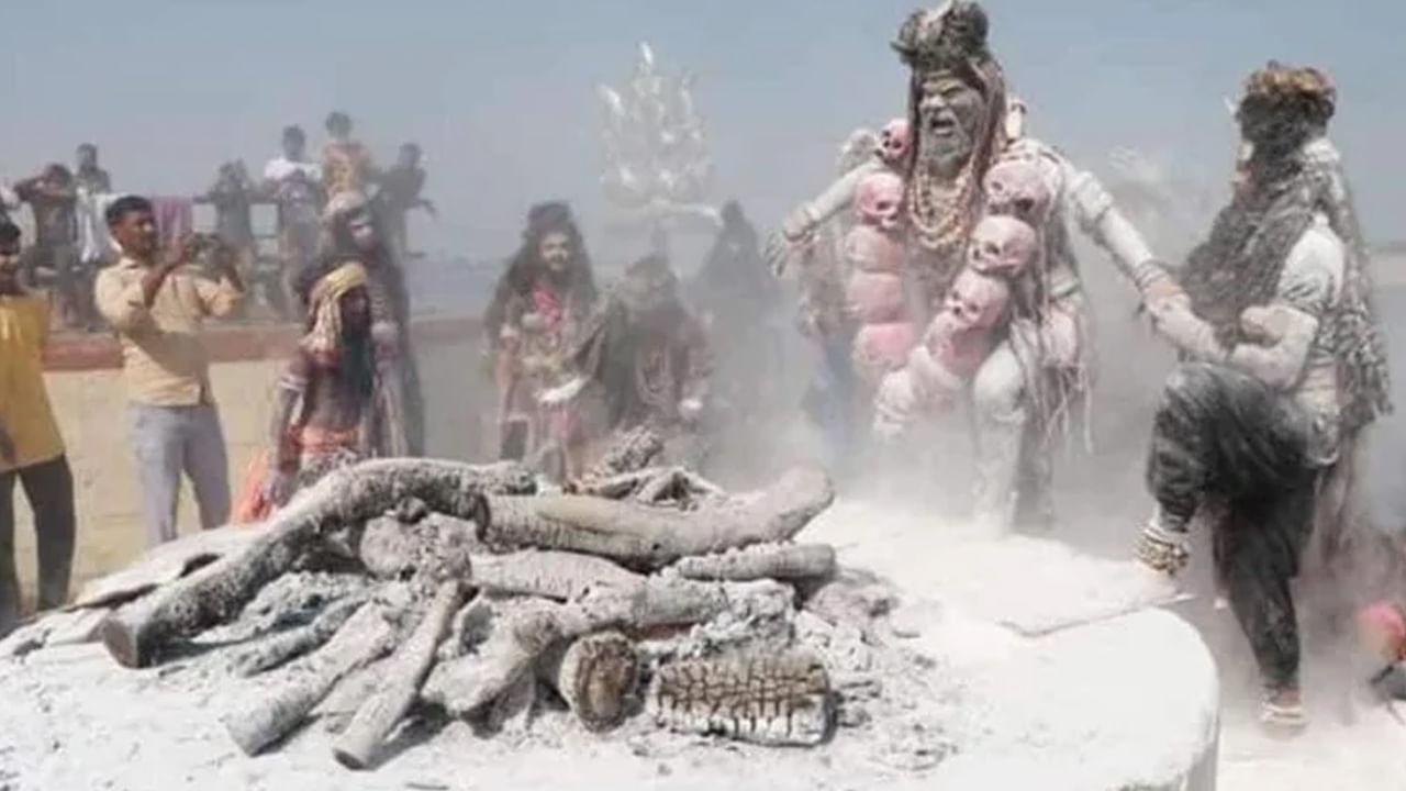 మసాన్ హోలీ అనేది మరణ పండుగను జరుపుకోవడంతో సమానంగా భావిస్తారు. మనిషి తన భయాన్ని అదుపులో ఉంచుకుని మరణ భయాన్ని విడిచిపెట్టినప్పుడు జీవించడంలో ఆనందాన్ని పొందుతారు. అహం, దురాశ వంటి దుర్గుణాలు ఉన్నప్పటికీ వారి జీవితం బూడిదగా మారి ముగుస్తుందని మసాన్ హోలీ బోధిస్తుంది. గుప్పెడు బూడిద మాత్రమే చివరికి మనిషికి మిగిలేది అనే పరమ సత్యాన్ని బోధిస్తుంది. 
