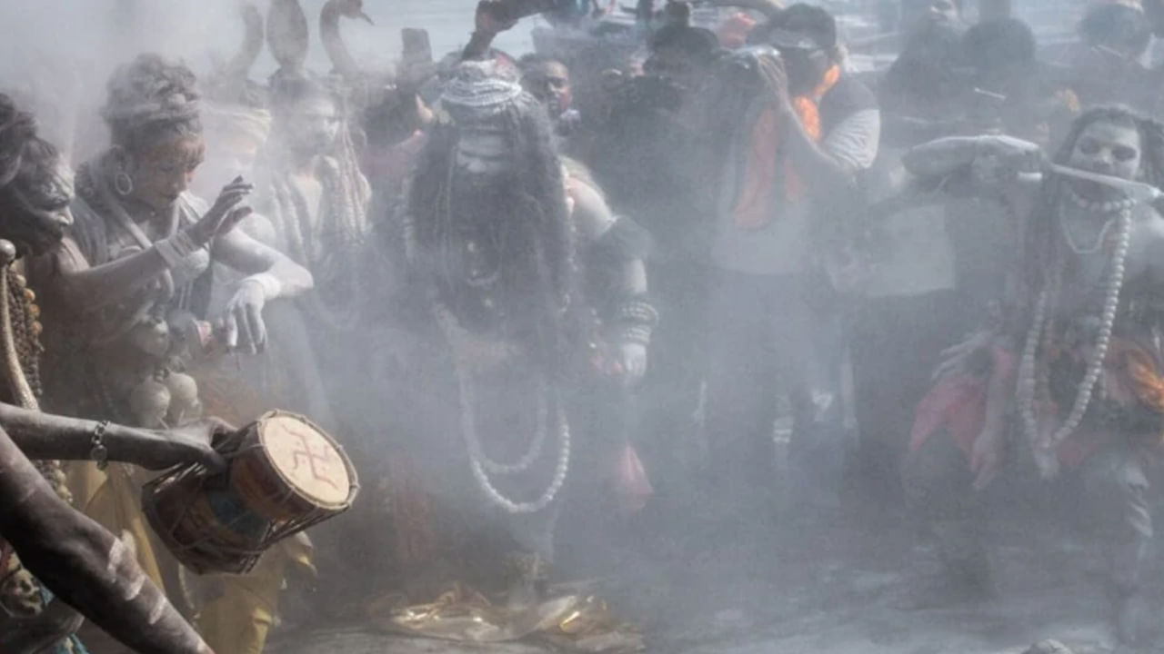 మణికర్ణికా ఘాట్: మోక్ష ద్వారం.. కాశీలోని మణికర్ణికా ఘాట్‌ను మోక్షానికి ద్వారం అంటారు. ఇక్కడ శివుడి మోక్షం ఇస్తాడని నమ్ముతారు. రంగభరి ఏకాదశి మరుసటి రోజు సాధువులు, ఋషులు చితి బూడిదతో హోలీ ఆడతారు. శివాలయాలలో ప్రత్యేక పూజలు చేస్తారు. బూడిద, గులాల్ చల్లుకుంటూ శివుడిని కీర్తిస్తూ స్తోత్రాలు పాడతారు. ఆనందంతో తాండవ నృత్యం చేస్తారు.
