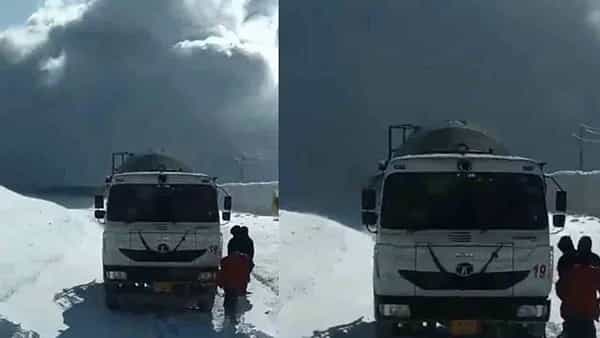Massive avalanche: జమ్ముకశ్మీర్లో భారీ హిమపాతం.. ఒళ్లు గగుర్పొడిచే ఆ దృశ్యం చూస్తే..