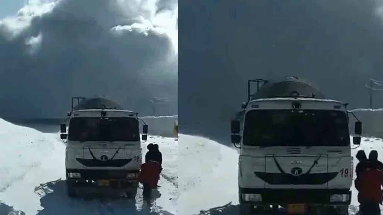 Massive avalanche: జమ్ముకశ్మీర్‌లో భారీ హిమపాతం.. ఒళ్లు గగుర్పొడిచే ఆ దృశ్యం చూస్తే..