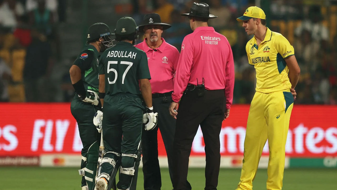 Match Officials For Champions Trophy 2025 Final: ఐసీసీ ఛాంపియన్స్ ట్రోఫీ 2025 చివరి మ్యాచ్ భారత్ వర్సెస్ న్యూజిలాండ్ మధ్య జరగనుంది. టోర్నమెంట్‌లో ఇప్పటివరకు రెండు జట్లు అద్భుతమైన ప్రదర్శన ఇచ్చాయి. భారత జట్టు అజేయంగా నిలిచింది. ఇప్పటివరకు ఒక్క మ్యాచ్ కూడా ఓడిపోలేదు. అయితే, న్యూజిలాండ్ గురించి మాట్లాడుకుంటే, ఒకే ఒక్క మ్యాచ్‌లో ఓడిపోయింది. అతను భారతదేశంపై ఓటమిని ఎదుర్కోవలసి వచ్చింది. అయితే, ఇది ఉన్నప్పటికీ, కివీస్ జట్టు ఫైనల్స్‌కు చేరుకుంది.