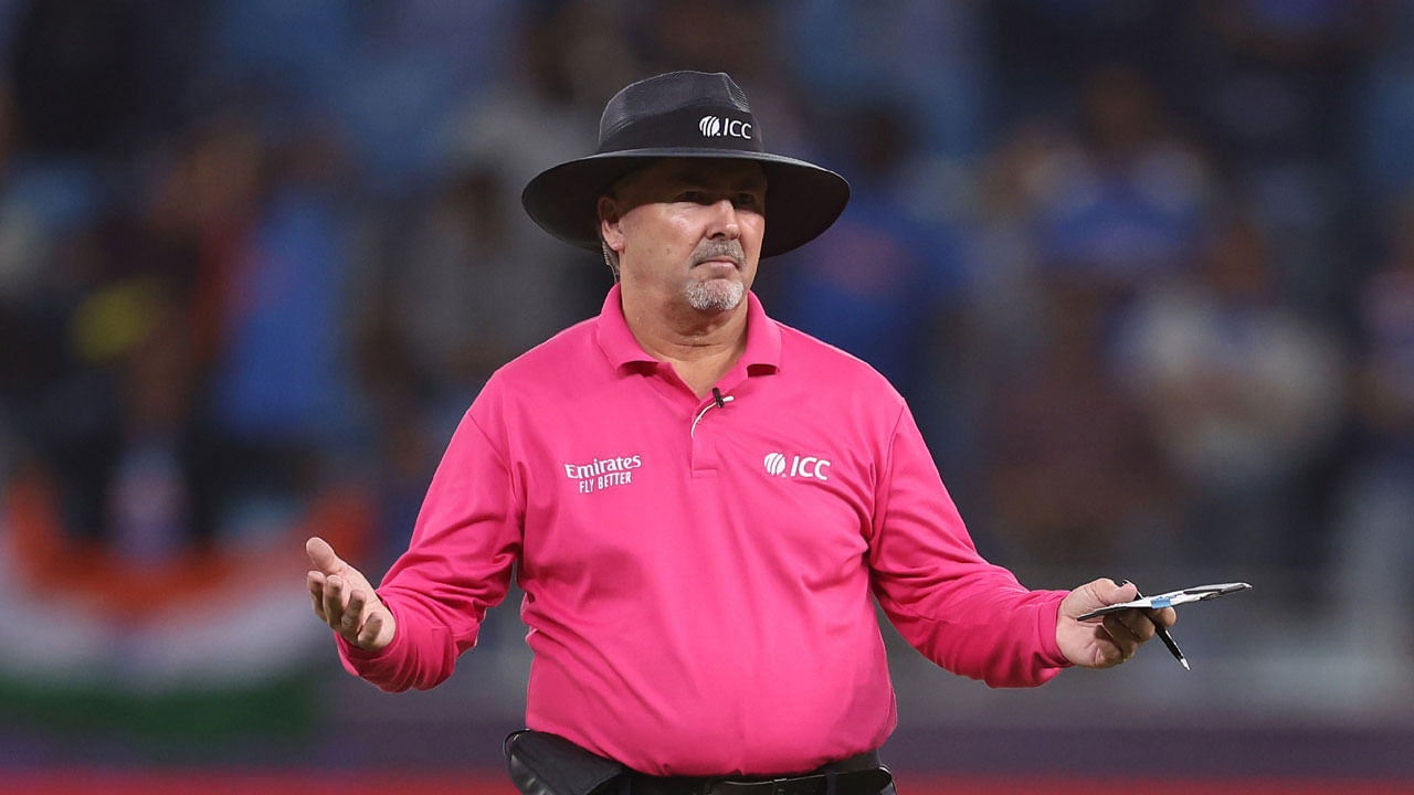 భారత జట్టు ఆస్ట్రేలియాను ఓడించి ఛాంపియన్స్ ట్రోఫీ ఫైనల్‌కు చేరుకుంది. కాగా, న్యూజిలాండ్ దక్షిణాఫ్రికాను ఓడించింది. ఇప్పుడు ఈ రెండు జట్లు టోర్నమెంట్‌లో రెండోసారి తలపడనున్నాయి. అంతకుముందు, దుబాయ్‌లో లీగ్ దశలో భారత్, న్యూజిలాండ్ తలపడినప్పుడు. భారత జట్టు 44 పరుగుల తేడాతో గెలిచింది. అయితే, అప్పటికి రెండు జట్లు సెమీ-ఫైనల్‌కు చేరుకున్నాయి. ఆ మ్యాచ్ కేవలం లాంఛనప్రాయం మాత్రమే. ఇప్పుడు రెండు జట్లు ఫైనల్‌లో తలపడతాయి.