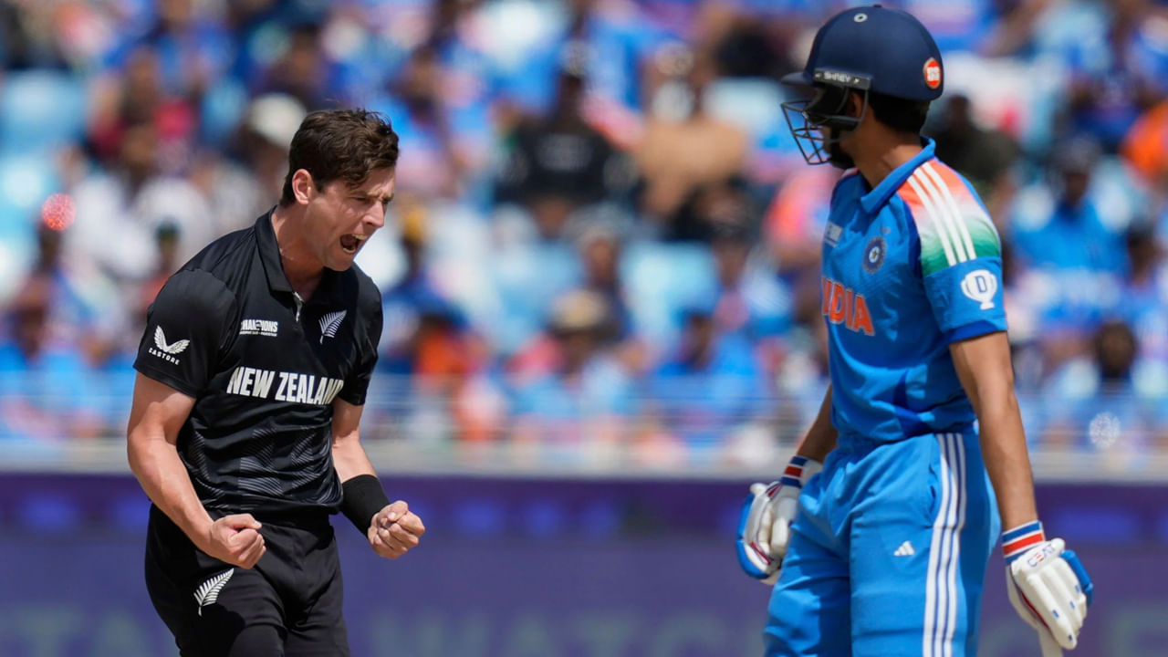 ఈ లిస్ట్లో న్యూజిలాండ్ పేసర్ మ్యాట్ హెన్నీ ఫస్ట్ ప్లేస్లో ఉన్నాడు. హెన్రీ ఇప్పటి వరకు 10 వికెట్లు తీసుకున్నాడు. ఫైనల్ మ్యాచ్లో మరిన్ని వికెట్లు తీసుకొని, గోల్డెన్ బాల్ అందుకోవాలనే కసితో ఉన్నాడు. ఈ ఛాంపియన్స్ ట్రోఫీలో ఒకసారి ఐదు వికెట్ల హాల్ కూడా సాధించాడు హెన్రీ. 16 యావరేజ్తో వికెట్లు తీస్తున్నాడు.