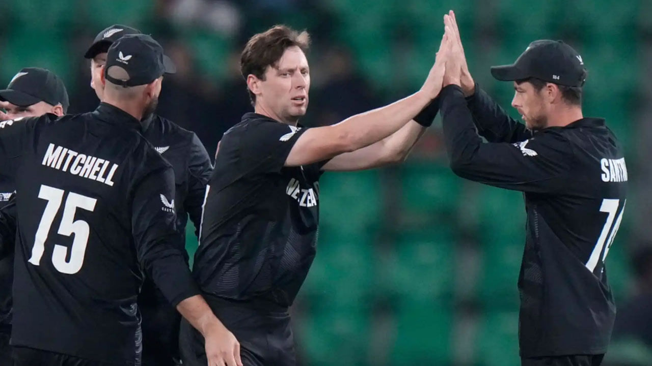 లాహోర్లో దక్షిణాఫ్రికా 363 పరుగుల లక్ష్యాన్ని ఛేదించే క్రమంలో హెన్రీ క్యాచ్ తీసుకొని హెన్రిచ్ క్లాసెన్ను అవుట్ చేశాడు. కానీ, ఆ ప్రయత్నంలో ఇబ్బంది పడ్డాడు. అతను మైదానం నుంచి వెళ్లిపోయాడు. కానీ, తన ఏడు ఓవర్ల వ్యవధిలో మరో రెండు ఓవర్లు బౌలింగ్ చేయడానికి తిరిగి వచ్చాడు.