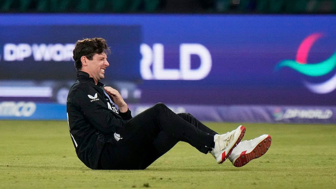 బుధవారం దక్షిణాఫ్రికాతో జరిగిన సెమీఫైనల్లో క్యాచ్ తీసుకుంటూ భుజం గాయం కారణంగా కివీస్ ప్రధాన పేసర్ మాట్ హెన్రీ ఫైనల్ పోరు నుంచి తప్పుకున్నాడు. అతని స్థానంలో నాథన్ స్మిత్ను ప్లేయింగ్ XI జట్టులోకి తీసుకున్నారు.