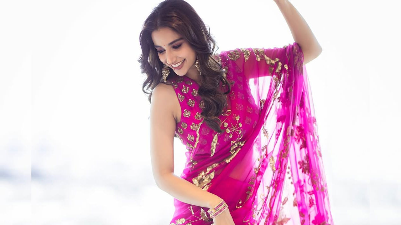 బ్యూటీ మీనాక్షి చౌదరి గురించి ప్రత్యేక పరిచయం అవసరం లేదు. ఈ అమ్మడు తన నటన అందంతో మంచి ఫేమ్ సంపాదించుకుంది. వరసగా ఆపర్స్ అందుకుంటూ మంచి జోష్‌లో ఉంది.