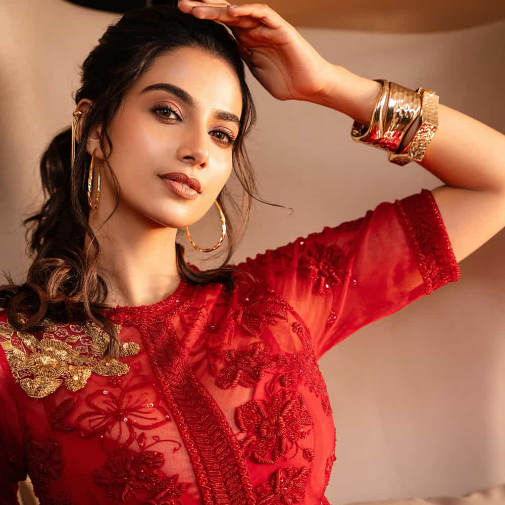 హాట్ హాట్ అందాలతో కుర్రాళ్లను గిలిగింతలు పెట్టింది. ఆ తర్వాత అడివి శేష్ సరసన ‘హిట్-2’లో చేసింది. కెరీర్ బిగినింగ్ లో కాస్త స్లోగా సినిమాలు చేసిన ఈ ముద్దుగుమ్మ ఇప్పుడు వరుస సినిమాలతో దూసుకుపోతుంది.