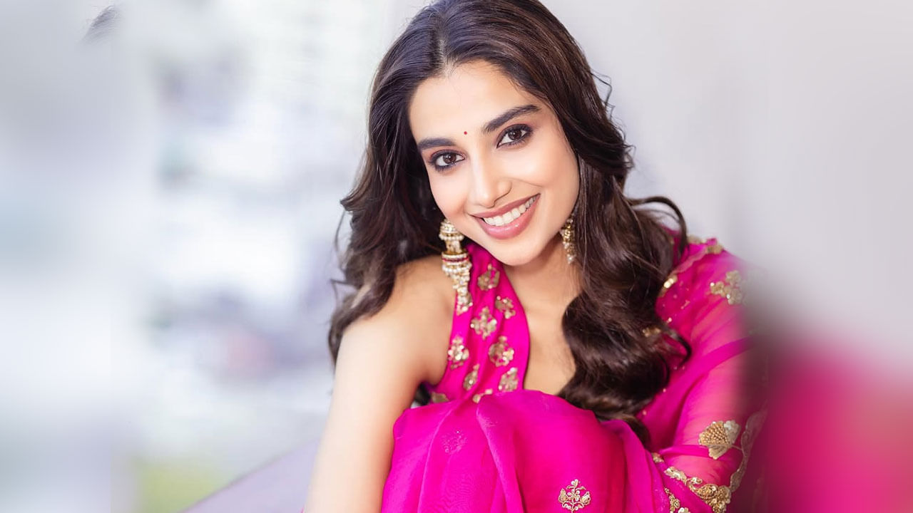 ఈ బ్యూటీ ఇచ్చట వాహనములు నిలపరాదు సినిమాతో తెలుగు వెండితెరపైకి ఎంట్రీ ఇచ్చింది.  ఈ సినిమా పర్వాలేదనిపించినా అమ్మడు నటనకు మాత్రం మంచి మార్కులే పడ్డాయని చెప్పవచ్చు.