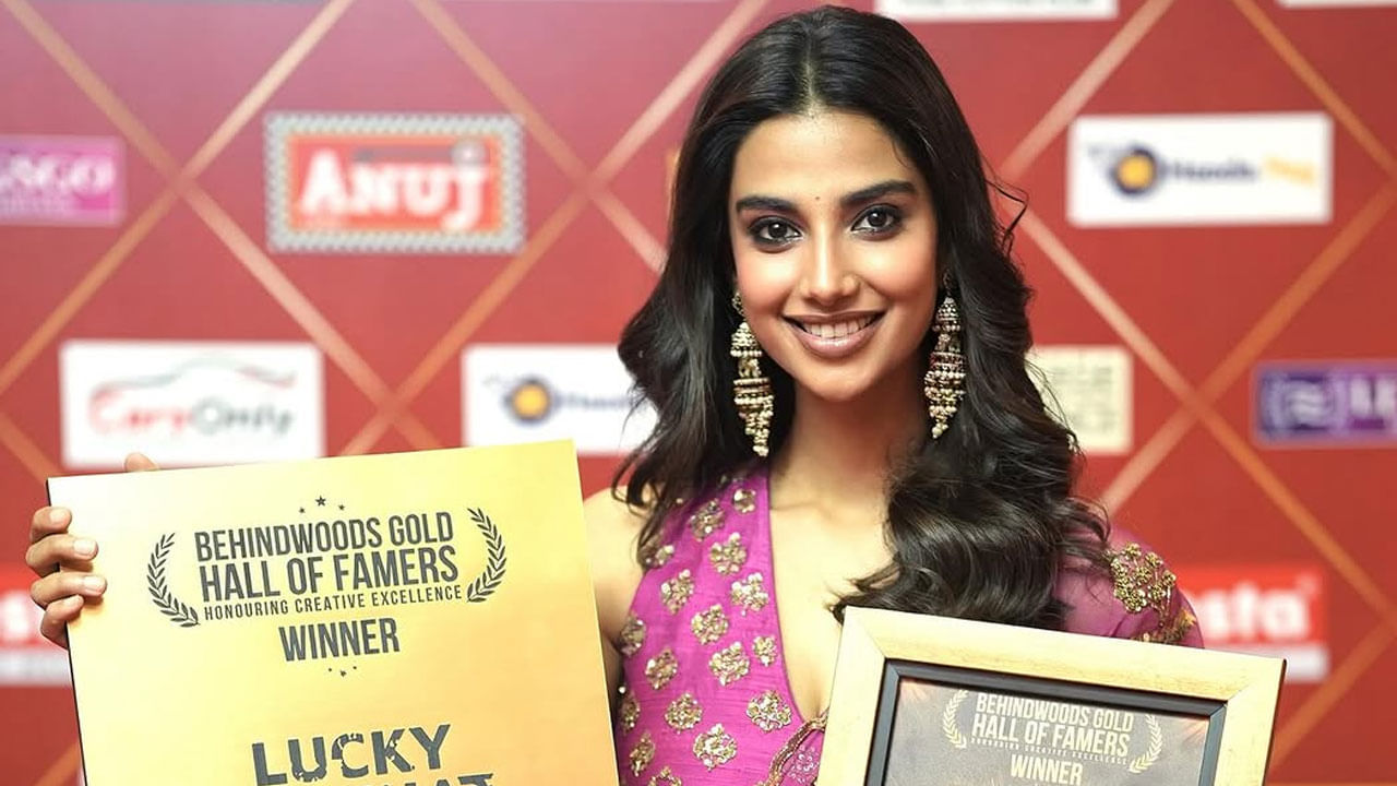 ముఖ్యంగా సంక్రాంతికి వస్తున్నాం సినిమాతో ఓవర్ నైట్ స్టార్ హీరోయిన్ రేంజ్‌కు ఎదిగిపోయింది ఈ ముద్దుగుమ్మ. అయితే తాజాగా ఈ చిన్నది అవార్డు ఫంక్షన్‌లో పింక్ సారీలో సందడి చేసింది.