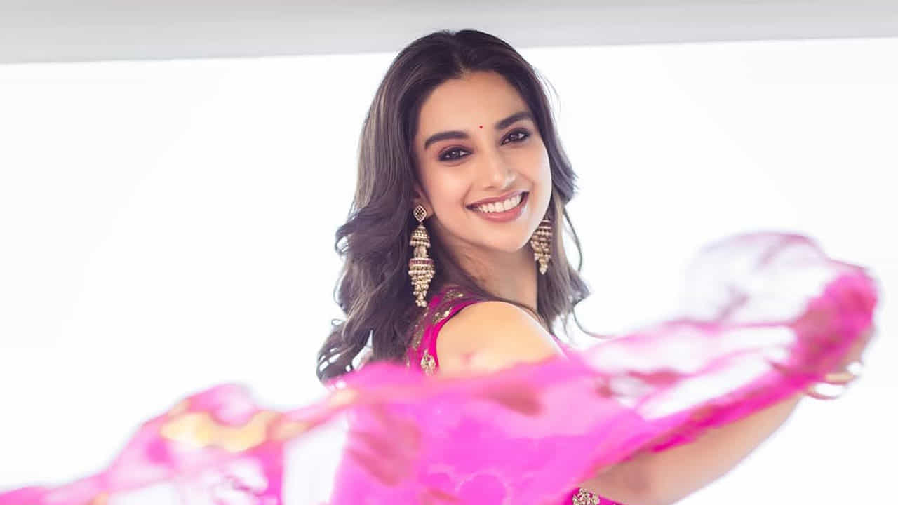 లక్కీ బాస్కర్ చిత్రానికి గాను బిహైండ్ వుడ్స్ గోల్డ్ హాల్ ఆఫ్ ఫేమర్స్ విజేతగా నిలిచింది. ఉత్తమ నటి అవార్డు అందుకుంది. ఈ వేడుకల్లో పింక్ కలర్ శారీలో తన అందాలతో ఆడియన్స్‌ను ఆకట్టుకుంది ఈ చిన్నది.