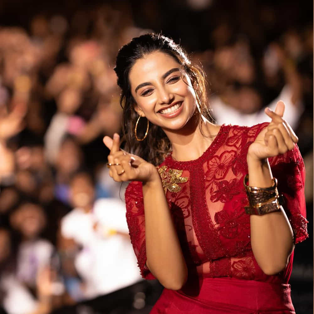 కెరీర్ స్టార్టింగ్ లోనే సూపర్ స్టార్ మహేష్ బాబు సినిమాలో నటించే అవకాశం అందుకుంది. మహేష్ బాబు నటించిన గుంటూరు కారంలో నటించి మెప్పించింది.