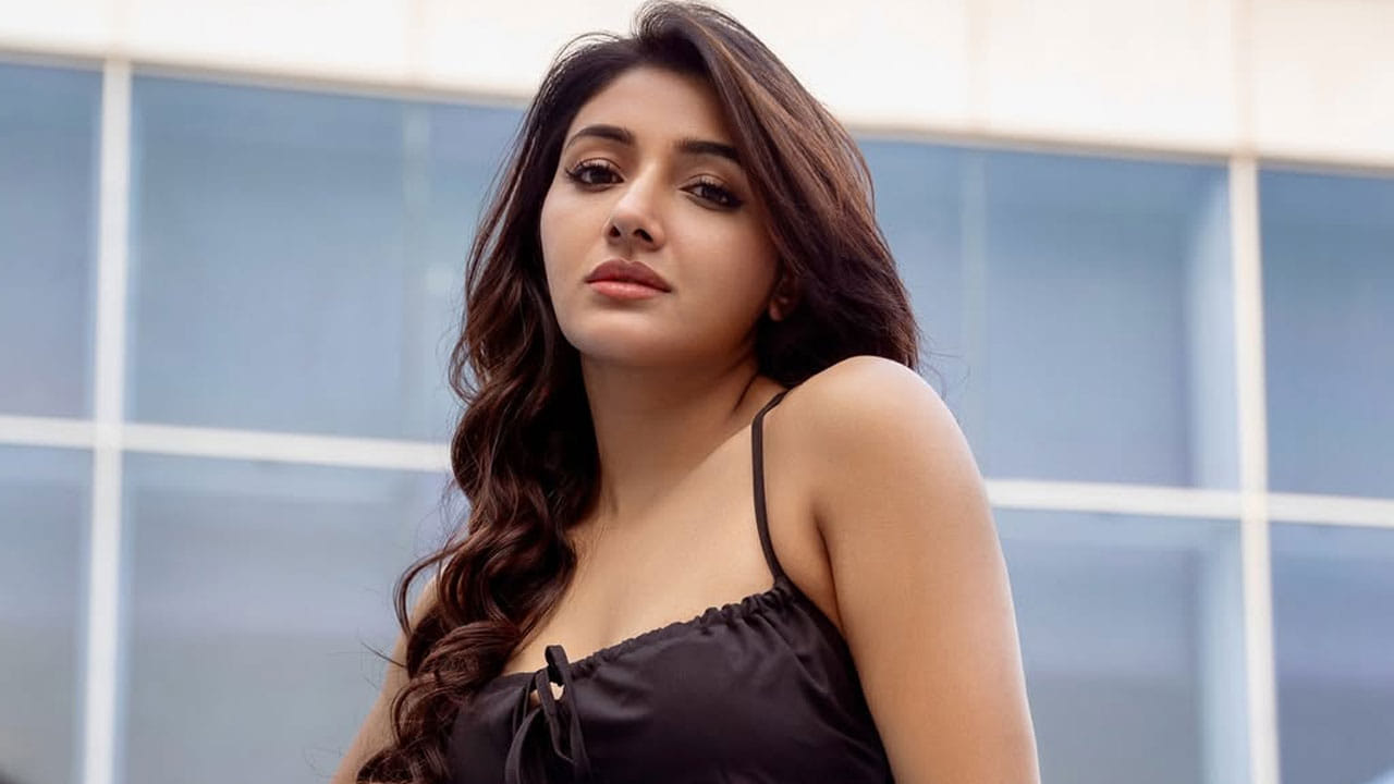 జైలర్ మూవీలో ఛాన్స్ కొట్టేసి ఈ సినిమాలో తలైవా కోడలిగా తన నటనతో అదరగొట్టింది. ఈ మూవీతో ఈ ముద్దుగుమ్మ క్రేజ్ అమాంతం పెరిగింది. తర్వాత అల్లరి నరేష్ ఉగ్రంసినిమాలో కూడా నటించి మెప్పించింది ఈ బ్యూటీ.