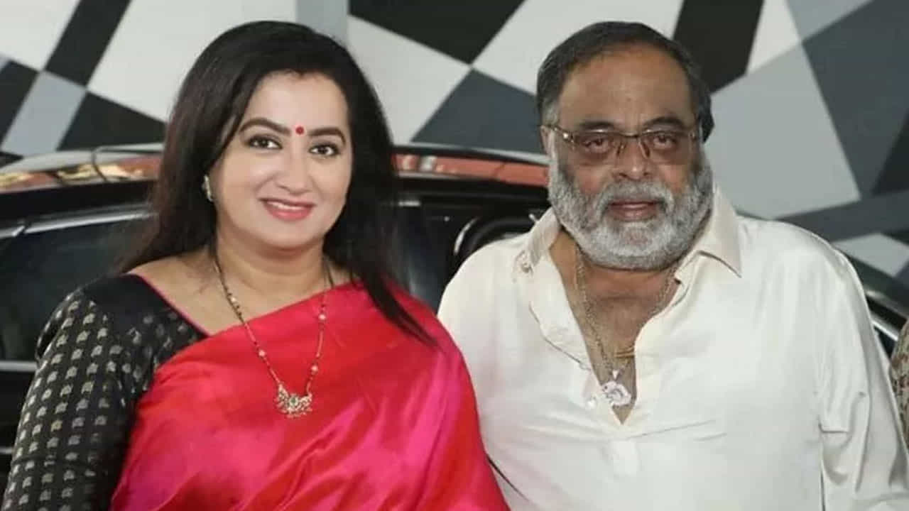 సీనియర్ బ్యూటీ సుమలత చిరంజీవి కలిసి శుభ లేఖ, చట్టంతో పోరాటం వంటి చాలా సినిమాల్లో కలిసి నటించారు. ఇక ఈ నటి కన్నడ నటుడు అంబరీష్ ను వివాహం చేసుకున్న విషయం తెలిసిందే.