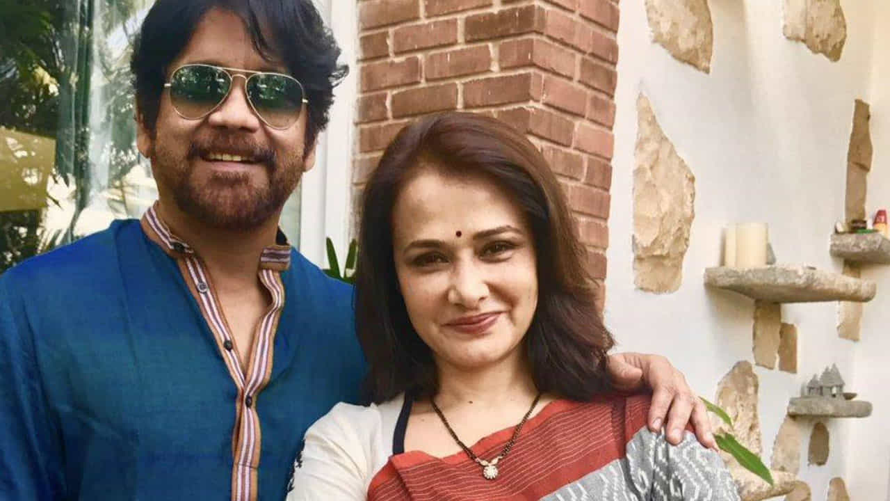 చిరంజీవి సూపర్ హిట్ చిత్రాల్లో రాజా విక్రమార్క్ ఒకటి. ఈ సినిమాలో చిరుకి జోడిగా టాలీవుడ్ స్టార్ హీరో అక్కినేని నాగార్జున భార్య అమల నటించి తన నటనతో మంచి ఫేమ్ సంపాదించుకుంది. ఇక ఈ మూవీ రిలీజైన రెండు సంవత్సరాలకు నాగార్జున, అమల వివాహం చేసుకోవడం విశేషం.