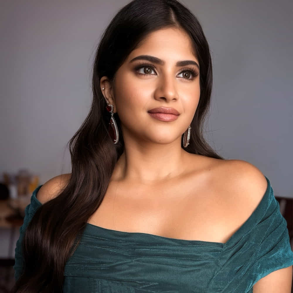 టాలీవుడ్ హీరోయిన్ మేఘా ఆకాష్కు యూత్లో మంచి ఫాలోయింగ్ ఉందన్న సంగతి తెలిసిందే.కొన్నాళ్లుగా సినిమాల్లో సైలెంట్ అయిన ఈ బ్యూటీ సోషల్ మీడియాలో మాత్రం చాలా యాక్టివ్గా ఉంటుంది. ఏ అమ్మడి అందానికి కుర్రాళ్ళు ఫిదా అవుతున్నారు.