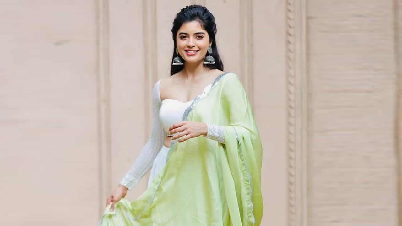 2024లో సంక్రాంతి కనుక జనవరి 12న విడుదలైన తెలుగు సూపర్ హీరో చిత్రం హనుమాన్ సినిమాలో తేజ సజ్జకి జోడిగా కథానాయకిగా నటించి ఆకట్టుకుంది. ఈ చిత్రం బ్లాక్ బస్టర్ కావడంతో పాటు ఈ ఏడాది సంక్రాంతి విన్నర్గా నిలిచింది. అదే ఏడాది బచ్చలమల్లి సినిమా అల్లరి నరేష్ సరసన ఆకట్టుకుంది ఈ బ్యూటీ.