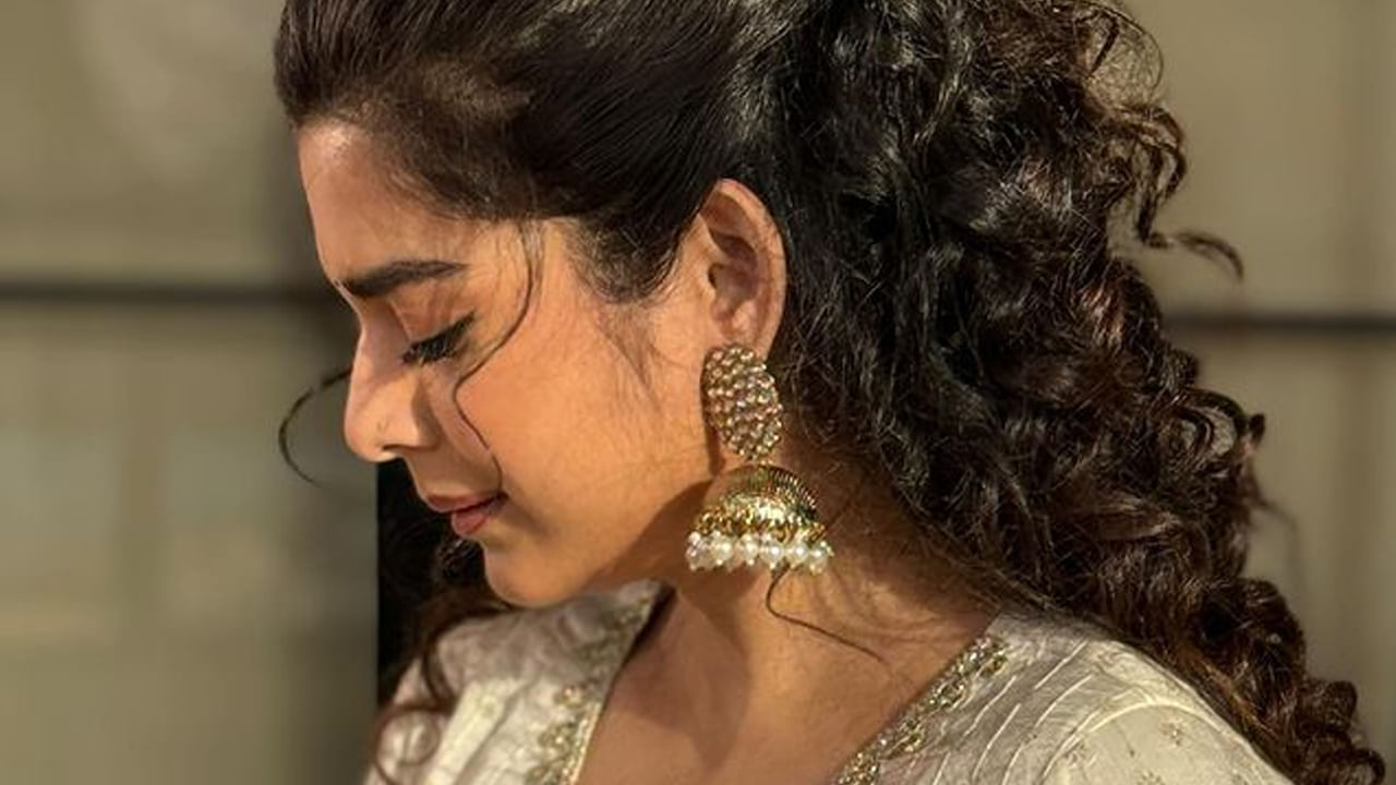 ఎప్పుడు సోషల్ మీడియాలో యాక్టీవ్ గా ఉంటుంది ఈ అందాల భామ. తాజాగా ఈ ముద్దుగుమ్మ ఇన్‌స్టాగ్రామ్ వేదికగా కొన్ని ఫోటోలను షేర్ చేసింది. ఈ ఫోటోలను చూసిన కుర్రాళ్లు తెగ వైరల్ చేస్తున్నారు. 