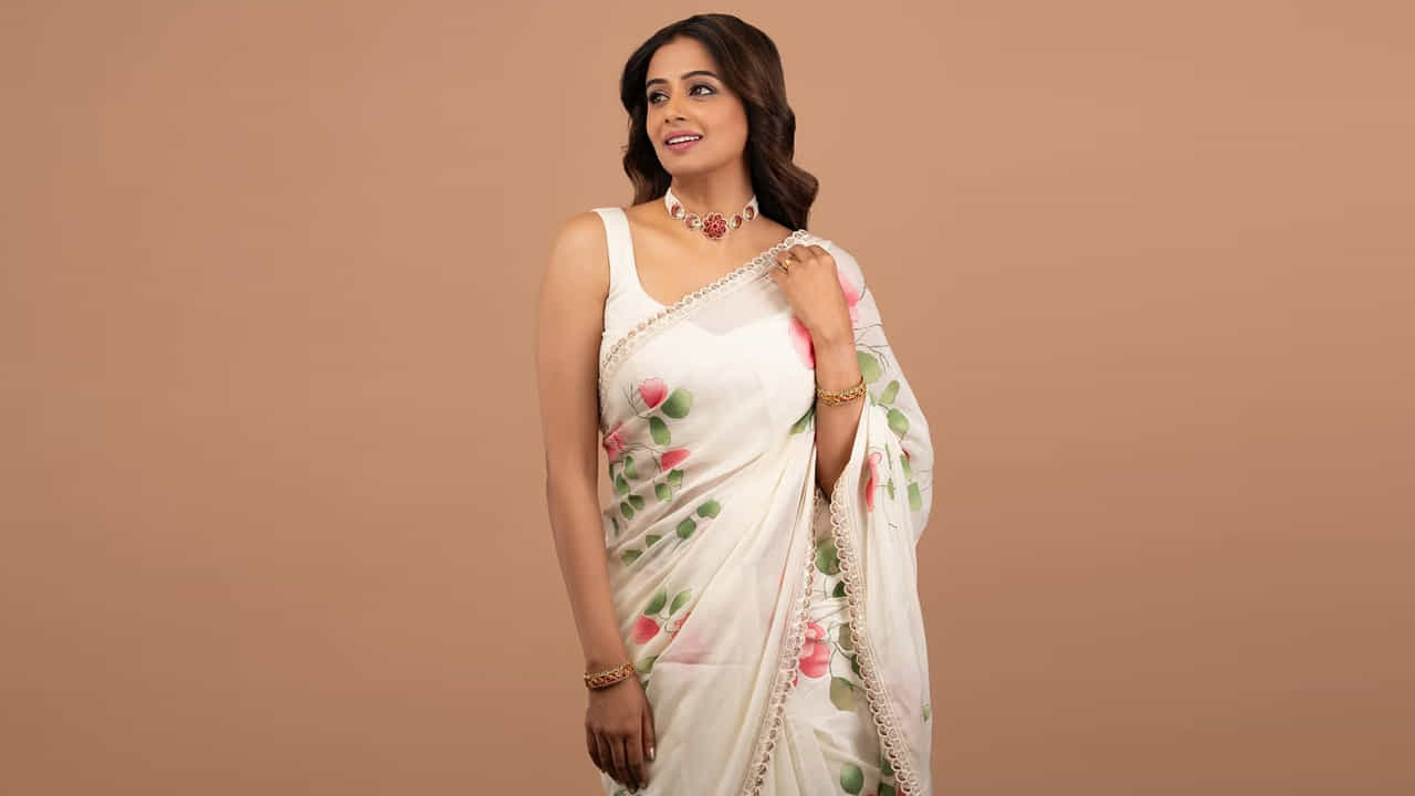 12వ తరగతి చదువుతున్నప్పుడు ప్రముఖ తమిళ దర్శకుడు భారతీరాజా ఈ ముద్దుగుమ్మను చిత్ర పరిశ్రమకు పరిచయం చేశారు. ఈ బ్యూటీ కర్నాటక గాయకురాలు కమలా కైలాస్ కి మనవరాలు. సినీ నటి విద్యాబాలన్ కోడలు. నేపథ్య గాయని మాల్గుడి శుభ మేనకోడలు..
