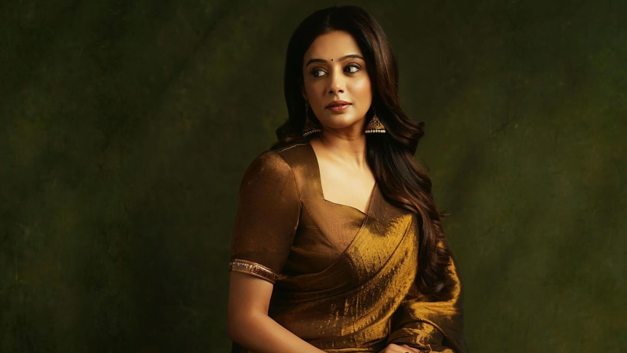 12వ తరగతి చదువుతున్నప్పుడు ప్రముఖ తమిళ దర్శకుడు భారతీరాజా ఈ ముద్దుగుమ్మను చిత్ర పరిశ్రమకు పరిచయం చేశారు. ఈ బ్యూటీ కర్నాటక గాయకురాలు కమలా కైలాస్ కి మనవరాలు. సినీ నటి విద్యాబాలన్ కోడలు. నేపథ్య గాయని మాల్గుడి శుభ మేనకోడలు..