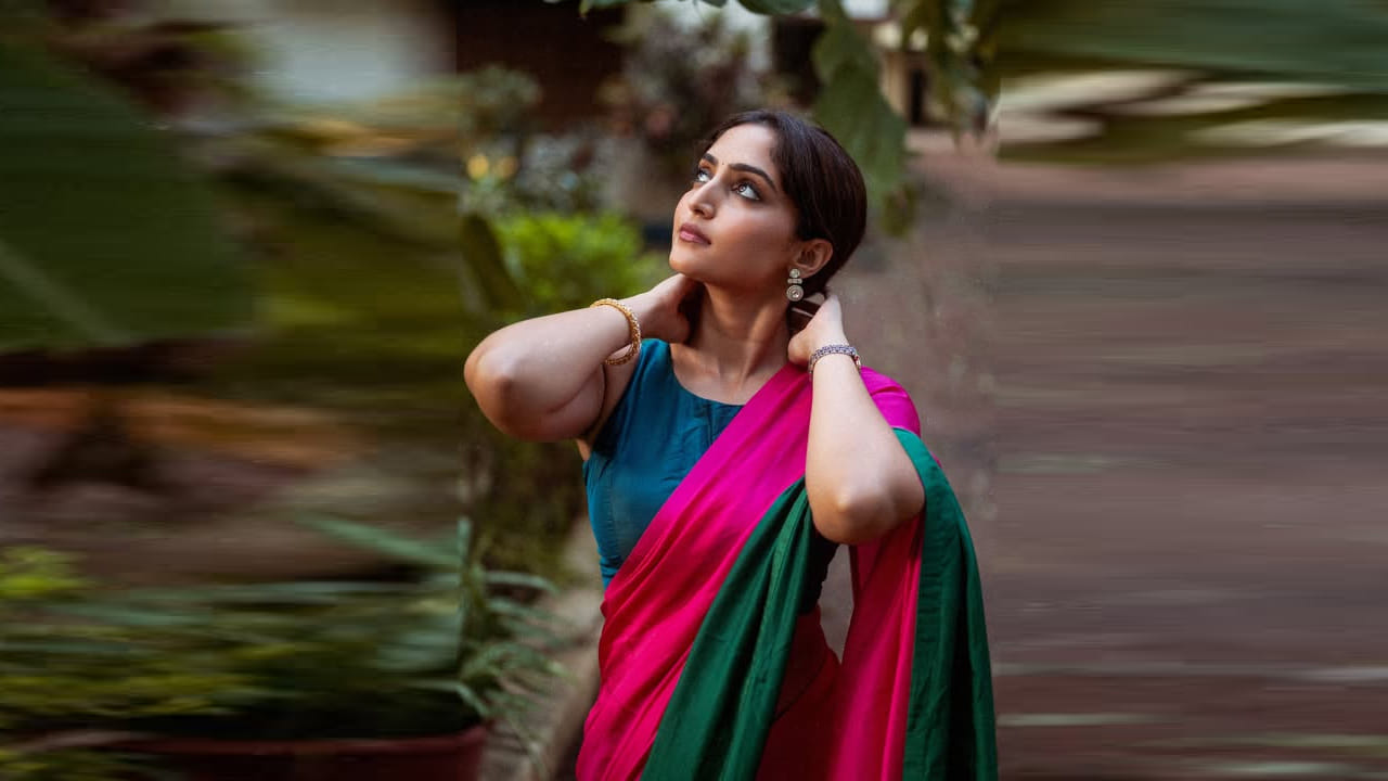 కర్ణాటక రాజధాని బెంగళూరులో సేక్రేడ్ హార్ట్ గర్ల్స్ హై స్కూల్ లో పాఠశాల విద్యను పూర్తి చేసింది ఈ భామ. బెంగళూరులోని క్రైస్ట్ యూనివర్సిటీ నుంచి కెమిస్ట్రీలో మాస్టర్స్ డిగ్రీ పట్టా పొందింది ఈ అందాల తార రెబ.