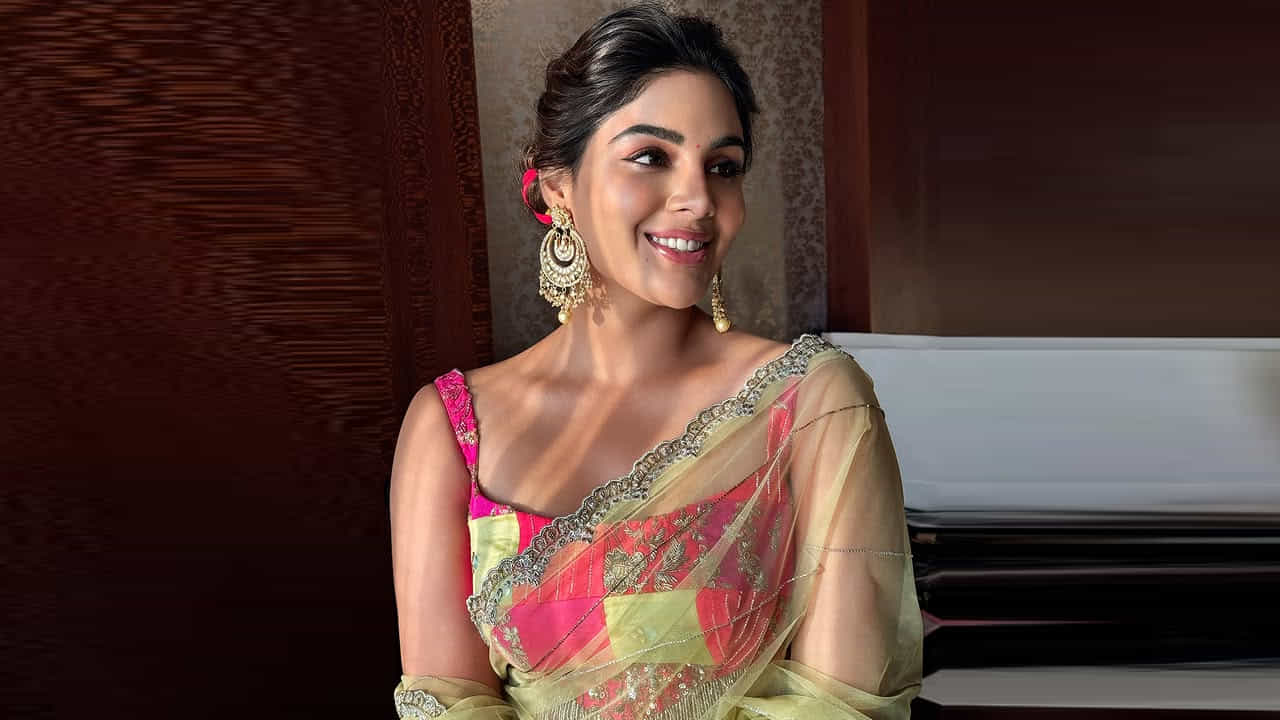 ఈ ముద్దుగుమ్మ 2016లో మలయాళ చిత్రం పాప్కార్న్తో తన చలనచిత్ర రంగ ప్రవేశం చేసింది. తర్వాత తమిళ భాషా యాక్షన్ థ్రిల్లర్ కలారిలో తేన్మొళిగా కనిపించింది ఈ బ్యూటీ. ఇది ఆమె తోలి తమిళ చిత్రం.