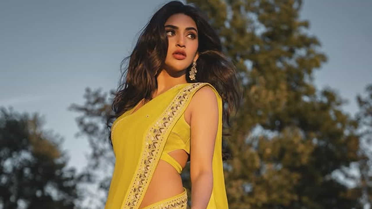 14 జూన్ 2001న US డెట్రాయిట్ లోని మిచిగాన్ లో ఒక తెలుగు కుటుంబంలో జన్మించింది శ్రీలీల. బెంగుళూరులో పెరిగింది. ఆమె తల్లి స్వర్ణలత బెంగళూరులో గైనకాలజిస్ట్. స్వర్ణలత పారిశ్రామికవేత్త సూరపనేని శుభాకరరావుతో విడిపోయిన తర్వాత స్వర్ణలతకు లీల జన్మించింది. తన చిన్నతనంలోనే 5 ఏళ్ల వయసులో భరతనాట్యంలో శిక్షణ ప్రారంభించింది. ఆమె డాక్టర్ కావాలని కోరికతో 2022లో ఆమె MBBS చివరి పూర్తి చేసింది ఈ వయ్యారి.