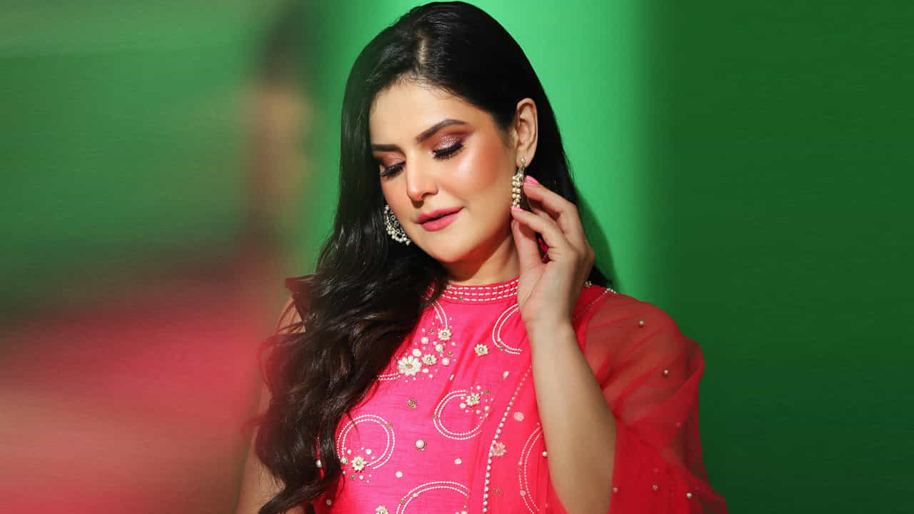 మే 14న ముంబైలో జన్మించిన జరీన్.. చదువు అనంతరమ కొంతకాలం కాల్ సెంటర్లో పని చేసింది. ఆ తర్వాత అనూహ్యంగా సినిమాల్లోకి ఎంట్రీ ఇచ్చింది. అనుకోకుండా సుభాష్ ఘై ఫిల్మ్ స్కూల్ ‘విస్లింగ్ వుడ్స్’లో జరీన్ ఖాన్ను చూశాడు సల్మాన్