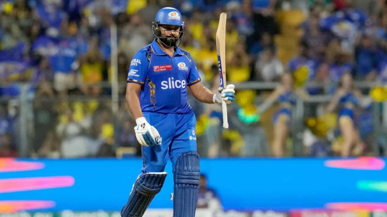 లీగ్ చరిత్రలో 18వ సారి రోహిత్ పరుగులు లేకుండానే ఔటయ్యాడు. గ్లెన్ మాక్స్వెల్, దినేష్ కార్తీక్‌లతో సమంగా నిలిచాడు. మ్యాచ్ మొదటి ఓవర్లో మిడ్ వికెట్ వద్ద శివమ్ దూబేకు క్యాచ్ ఇచ్చి నాలుగు బంతుల్లో జీరో పరుగులకే పెవిలియన్ చేరాడు.