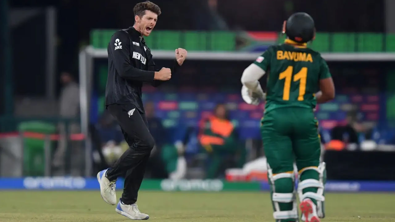 నాలుగో ప్లేస్లో న్యూజిలాండ్ కెప్టెన్ మిచెల్ సాంట్నర్ ఉన్నాడు. ఇతను ఇప్పటి వరకు 7 వికెట్ల సాధించాడు. షమీ, హెన్రీని దాటి గోల్డెన్ బాల్ అందుకోవాలంటే సాంట్నర్ 5 వికెట్ల కంటే ఎక్కువ వికెట్లు తీయాల్సి ఉంటుంది.