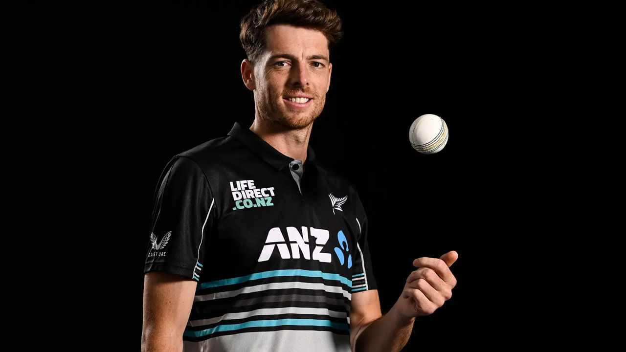 సాంట్నర్ గత 10 సంవత్సరాలుగా అంతర్జాతీయ క్రికెట్ ఆడుతున్నప్పటికీ, ప్రపంచవ్యాప్తంగా వివిధ టీ20 లీగ్‌లలో కూడా పాల్గొంటాడు. అయినప్పటికీ, అతను తనను తాను పార్ట్ టైమ్ క్రికెటర్‌గా మాత్రమే అభివర్ణించుకుంటాడు. అవును, ఇన్‌స్టాగ్రామ్‌లో అతను తన గుర్తింపును పూర్తి సమయం గోల్ఫ్ క్రీడాకారుడిగా, పార్ట్ టైమ్ క్రికెటర్‌గా అభివర్ణించాడు. అతను గోల్ఫ్ ఆడటానికి కూడా చాలా సమయం వెచ్చిస్తుంటాడు.