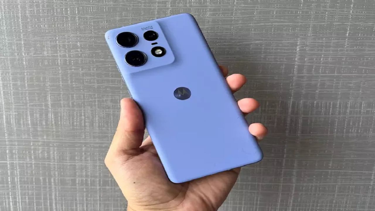 మోటరోలా ఎడ్జ్ 50 ప్రో ఫోన్ ధర రూ. 29,999గా ఉంది. మోటరోలా ఎడ్జ్ 50 ప్రో ఫోన్ 4500 ఎంఏహెచ్ బ్యాటరీతో వస్తుంది. ఈ ఫోన్ 125 వాట్స్ టర్బోపవర్ ఛార్జింగ్‌కు మద్దతు ఇస్తుంది. ఒకే ఛార్జ్‌పై బ్యాటరీ లైఫ్ 40 గంటల వరకు ఉంటుందని కంపెనీ పేర్కొంది. ఎడ్జ్ 50 ప్రోలో 6.7 అంగుళాల పీఓఎల్ఈడీ డిస్‌ప్లే ఉంది. ఇది స్నాప్‌డ్రాగన్ 7 జెన్ 3 ఎస్ఓసీ ద్వారా శక్తి నిస్తుంది, 12 జీబీ ర్యామ్‌తో వచ్చే ఈ ఫోన్ 50 ఎంపీ ప్రైమరీ కెమెరా, 50 ఎంపీ ఫ్రంట్ కెమెరా ఆకర్షిస్తుంది.
