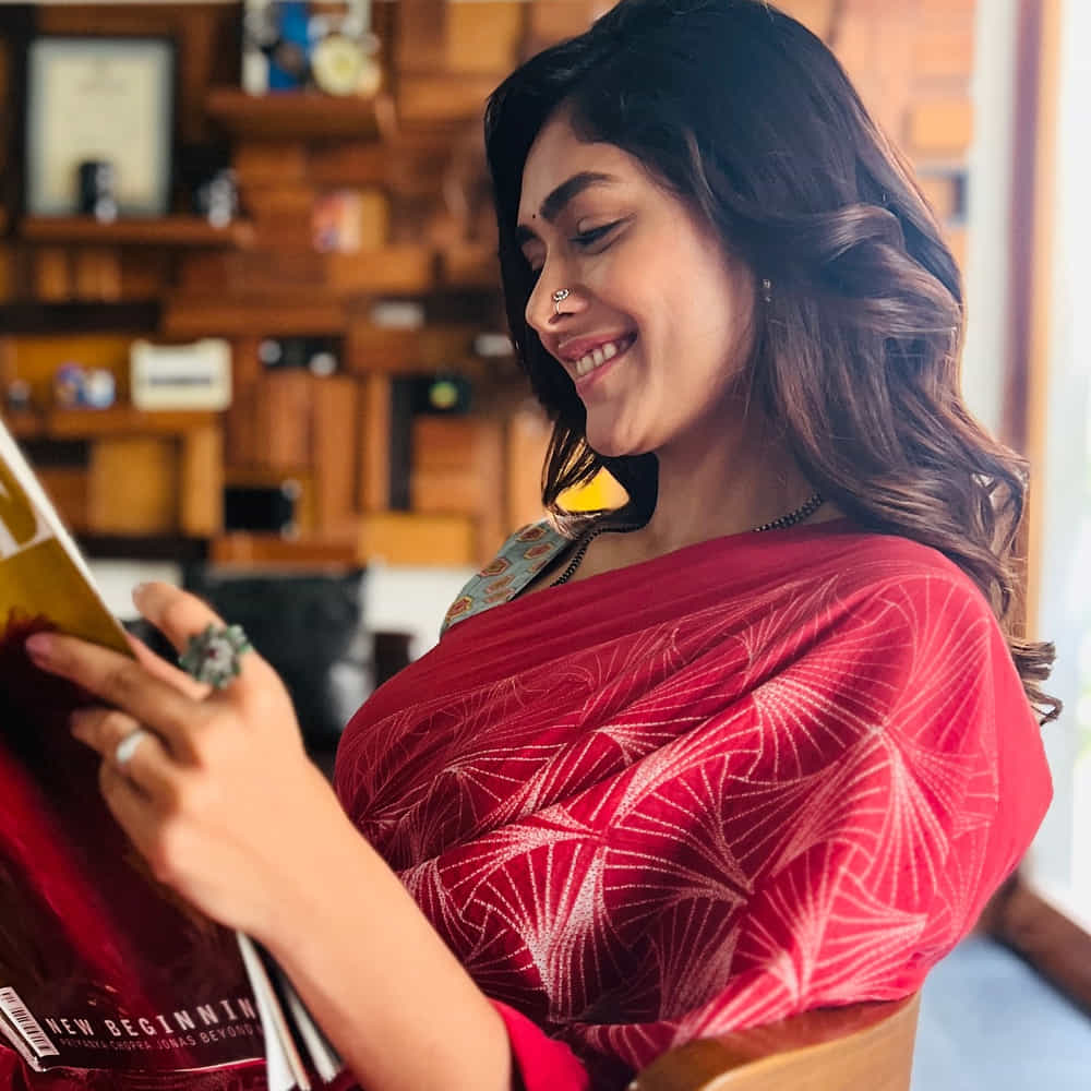  మృణాల్ కు ఎక్కువగా క్రేజ్ వచ్చింది మాత్రం తెలుగు సినిమాతోనే. డైరెక్టర్ హను రాఘవపూడి తెరకెక్కించిన సీతారామం సినిమాతో తెలుగు తెరకు పరిచయమైంది ఈ ముద్దుగుమ్మ. మొదటి సినిమాతోనే నటిగా ప్రశంసలు అందుకుంది.