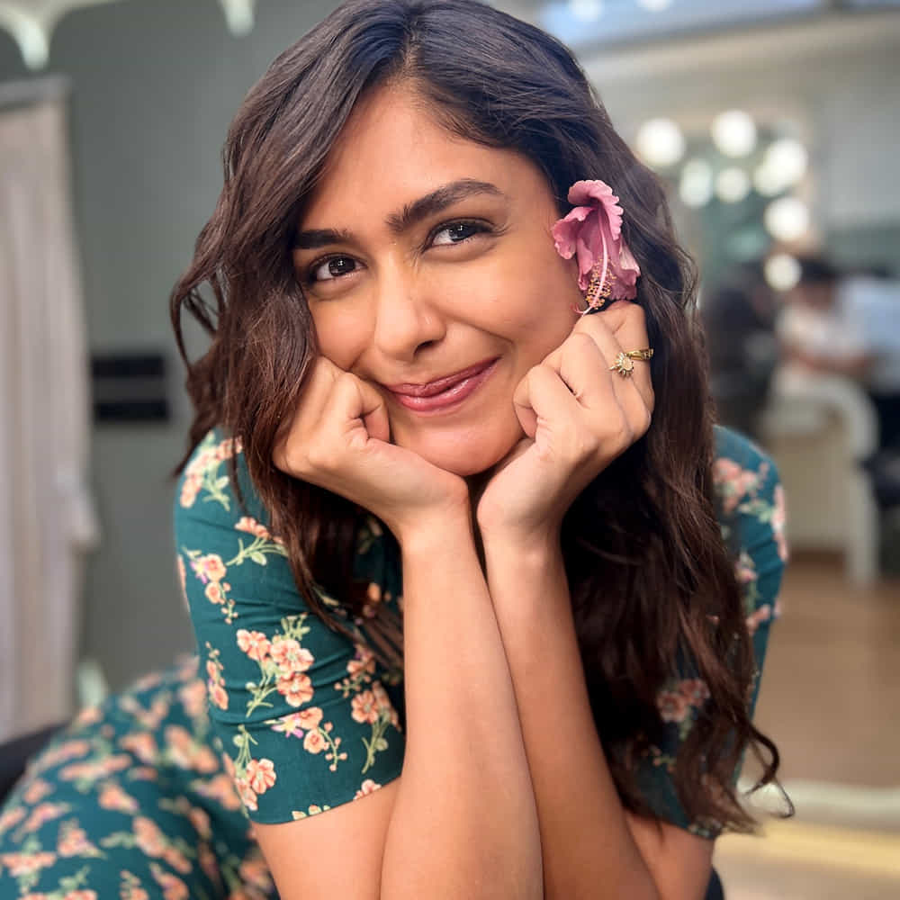 మరి నిజంగానే మృణాల్ కు ఆఫర్స్ రావడం లేదా.? లేక ఈ అమ్మడే కావాలని బ్రేక్ తీసుకుందా అన్నది తెలియాల్సి ఉంది. ఇక సోషల్ మీడియాలో యాక్టివ్ గా ఉండే ఈ అమ్మడు రెగ్యులర్ గా ఫోటోలు షేర్ చేస్తూ అభిమానులను ఆకట్టుకుంటుంది. 