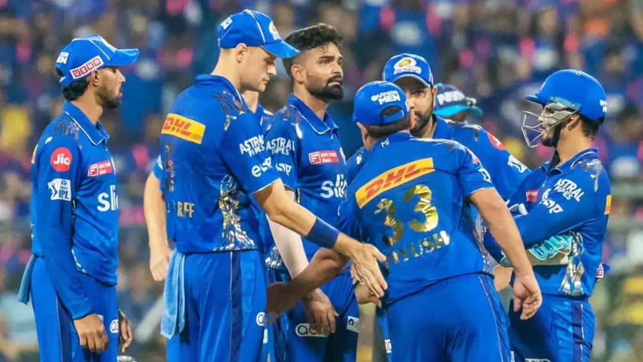 నిజానికి, గత సీజన్లో, స్లో ఓవర్ రేటు కారణంగా, పాండ్యా ఒక మ్యాచ్ సస్పెన్షన్ను ఎదుర్కోవలసి వచ్చింది. ఇది ఈ సీజన్లోని మొదటి మ్యాచ్లో అతనిపై వర్తిస్తుంది. ఈ శిక్ష కారణంగా, అతను మొదటి మ్యాచ్ ఆడలేడు. అతను లేనప్పుడు, సూర్య ముంబై ఇండియన్స్కు కెప్టెన్గా వ్యవహరించనున్నాడు. బుధవారం జరిగిన విలేకరుల సమావేశంలో ముంబై ఇండియన్స్ కెప్టెన్ హార్దిక్ పాండ్యా మాట్లాడుతూ- సూర్యకుమార్ యాదవ్ భారత టీ20 కెప్టెన్. నేను లేనప్పుడు ఆయనే ముంబై జట్టును నడిపిస్తాడు అంటూ చెప్పుకొచ్చాడు.