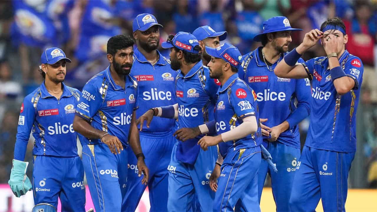 Mumbai Indians Captain: హార్దిక్ పాండ్యా స్థానంలో సూర్యకుమార్ యాదవ్ ముంబై ఇండియన్స్ జట్టుకు కెప్టెన్గా వ్యవహరించనున్నాడు. ఈ విషయాన్ని హార్దిక్ పాండ్యా బుధవారం ధృవీకరించాడు. ఐపీఎల్ 18వ సీజన్ మార్చి 22 నుంచి ప్రారంభం కానుంది. ఐదుసార్లు ఛాంపియన్ ముంబై ఇండియన్స్ ఈ లీగ్లో మార్చి 23న చెన్నై సూపర్ కింగ్స్తో జరిగే మ్యాచ్తో తన ప్రచారాన్ని ప్రారంభిస్తుంది. ముంబై తొలి మ్యాచ్లో హార్దిక్ పాండ్యాకు బదులుగా సూర్యకుమార్ యాదవ్ కెప్టెన్గా వ్యవహరించనున్నాడు.