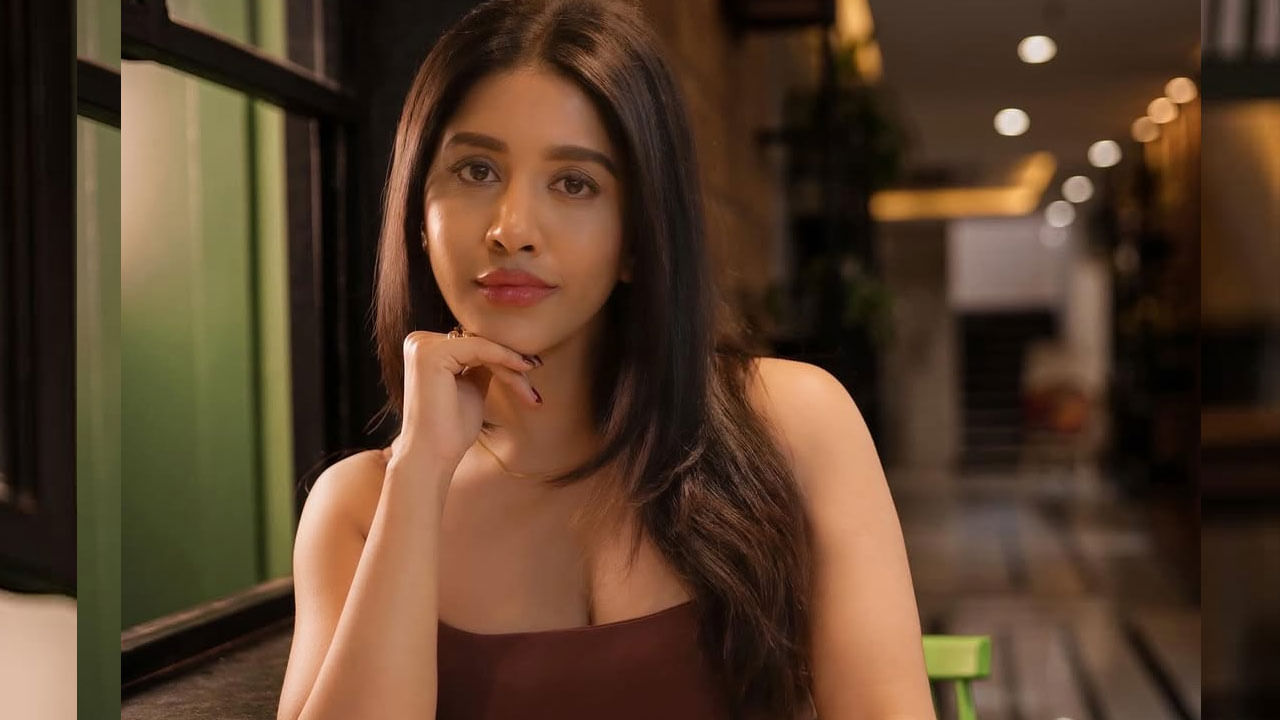 ఇక ఓ వైపు సినిమాలతో ఫుల్ బిజీ బిజీగా గడిపే ఈ చిన్నది. ఎప్పుడూ సోషల్ మీడియాలో యాక్టివ్‌గా ఉంటూ తన అభిమానులతో ముచ్చటిస్తుంటుంది. అంతే కాకుండా వరస ఫొటోలతో కుర్రకారు మతిపొగొడుతుంది.