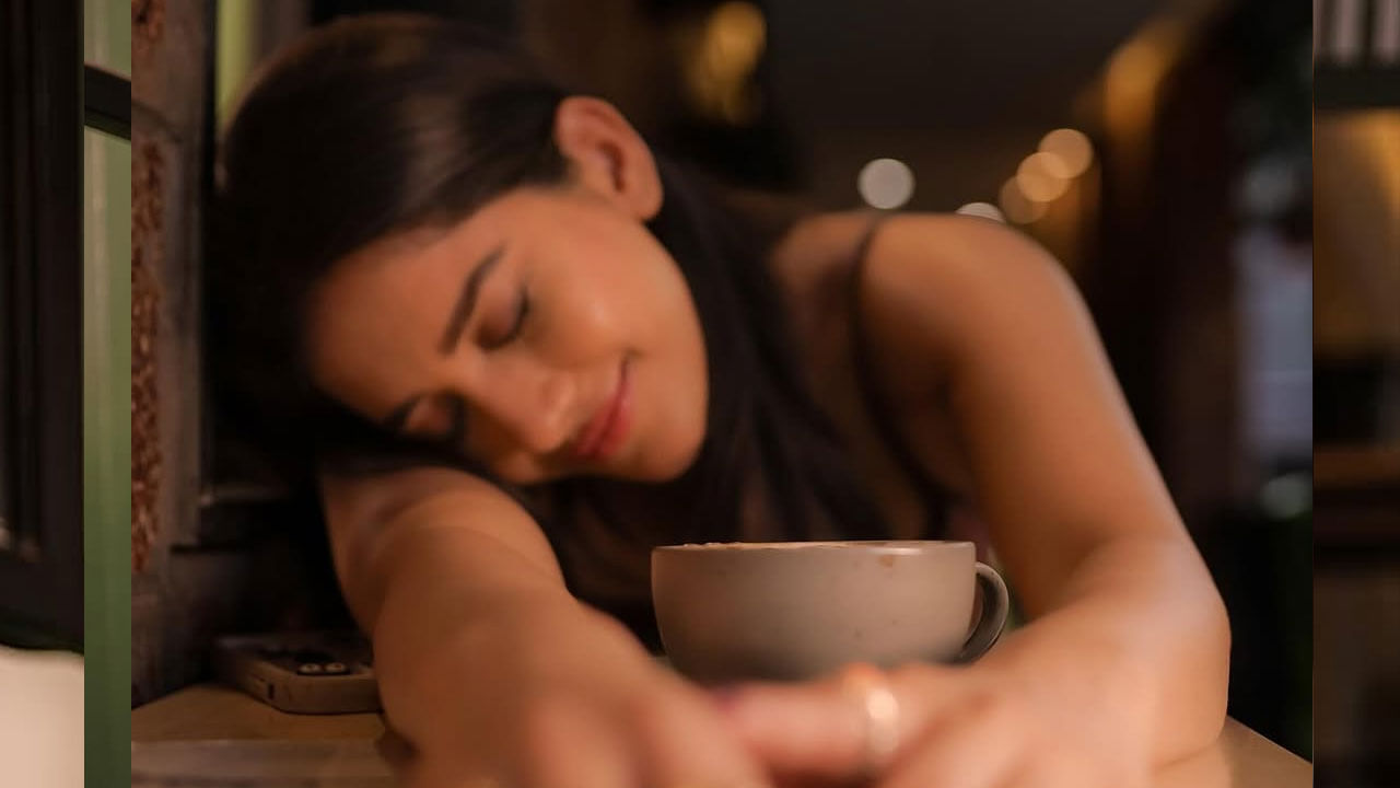 తాజాగా ఈ బ్యూటీ కాఫీ కప్పు చేతిలో పట్టుకొని ఫొటోలకు ఫోజులిచ్చింది. ప్రస్తుతం ఈ పిక్స్ సోషల్ మీడియాలో తెగ వైరల్ అవుతున్నాయి.