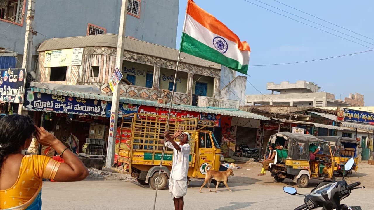 Telangana: నిత్య శ్రమజీవి.. నిండుగా దేశభక్తి.. స్ఫూర్తిగా నిలుస్తున్న సామాన్యుడు!