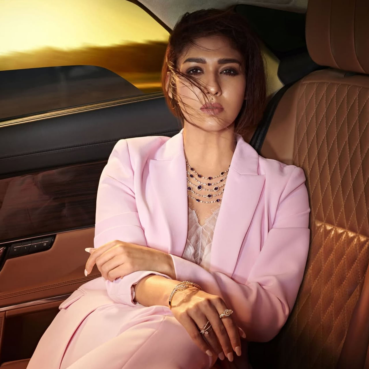 హీరోయిన్లందరిలోనూ నయనతార వేరయా అంటారు నిర్మాతలు. దానికి కారణం అందరికీ తెలుసు. ఓపెనింగ్స్‌కు రాదు.. ప్రమోషన్ చేయదు.. ఇంటర్వ్యూలు ఇవ్వదు.. నయన్ అదోరకం అంతే. కానీ ఏమైందో తెలియదు గానీ ఈ మధ్య ఈమెలో మార్పు మొదలైంది.