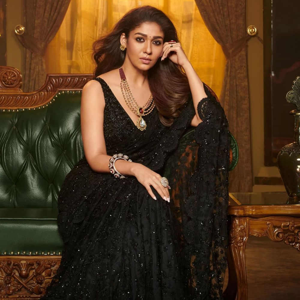  ప్రమోషన్స్‌కు రావడమే కాదు.. కొత్తగా సినిమా ఓపెనింగ్స్‌కు కూడా రావడం అలవాటు చేసుకుంటున్నారు. చూస్తున్నారుగా.. తాజాగా మూకూతి అమ్మన్ 2 ఓపెనింగ్‌కు వచ్చారు నయన్. 