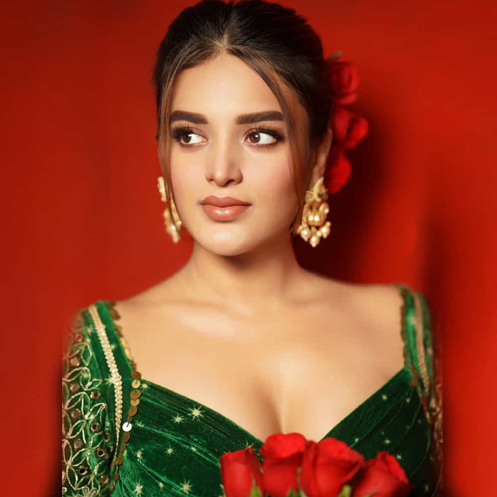నిధి అగర్వాల్. బెంగుళూరుకు చెందిన ఈ అమ్మడు హైదరాబాద్ లోనే పెరిగింది. చదువు మధ్యలోనే నటనపై ఆసక్తితో మోడిలంగ్ రంగంలోకి అడుగుపెట్టింది.అక్కినేని నాగచైతన్య నటించిన సవ్యసాచి సినిమాతో తెలుగు తెరకు పరిచయమైంది.