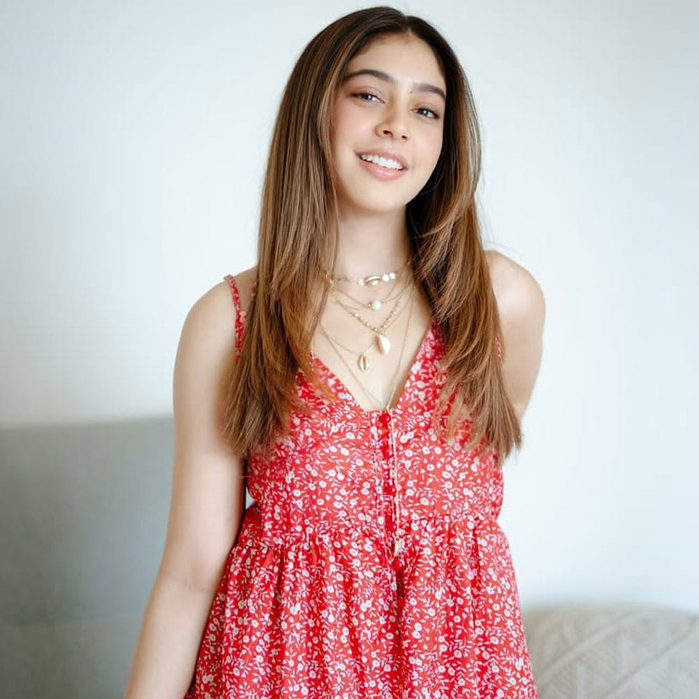 మొదటి సినిమాతోనే అందం, అభినయంతో కట్టిపడేసింది. అందమైన ప్రేమకథగా వచ్చిన ఈ మవీలో చూడచక్కని రూపం, అమాయకమైన నటనతో ప్రేక్షకుల హృదయాల్లో చోటు సంపాదించుకుంది.