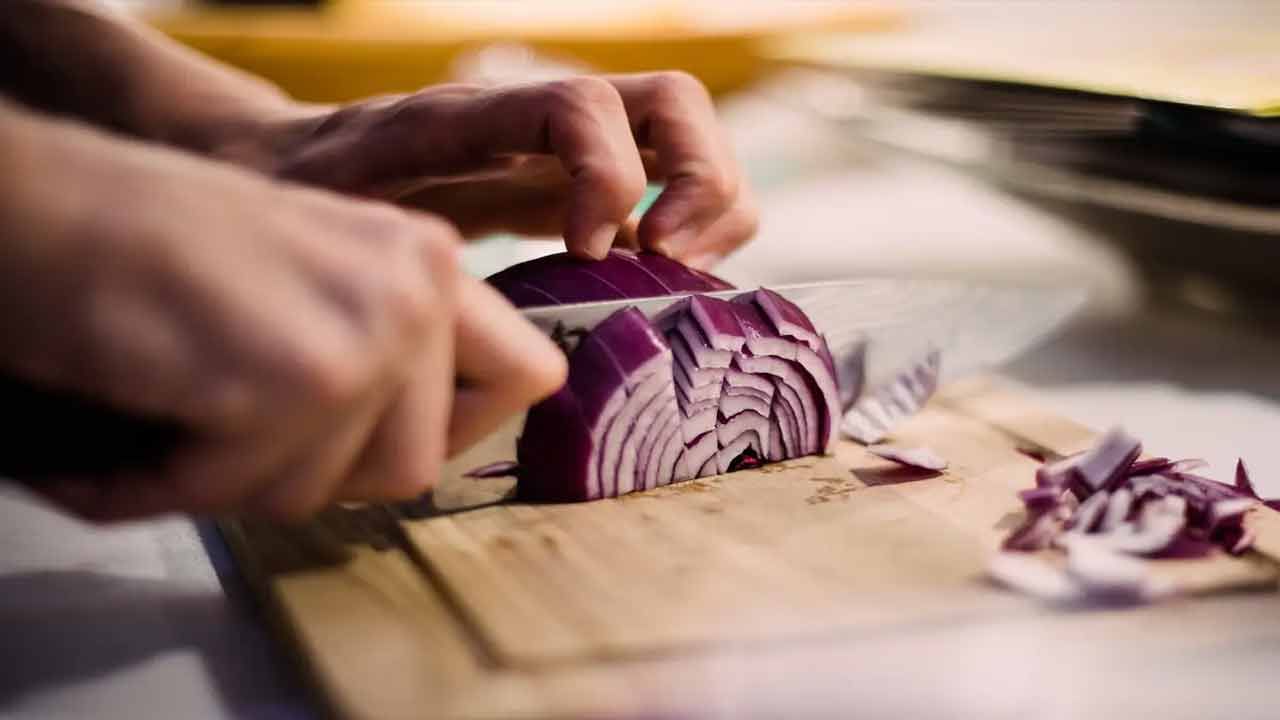 చాలా మంది రోజూ వంటల్లో ఉల్లిపాయలను ఉపయోగిస్తుంటారు. ఇవి వంటలకు రుచిని జోడించడమే కాకుండా ఆరోగ్యానికి కూడా ఎంతో మేలు చేస్తాయి. సాధారణంగా వంటలలో వీటిని ఉపయోగించేముందు ఉల్లిపాయలను ఉడికించి లేదా వేయించి వంటలో ఉపయోగిస్తారు. కానీ పచ్చి ఉల్లిపాయలు తినడం వల్ల కలిగే ప్రయోజనాల గురించి మీకు తెలుసా?